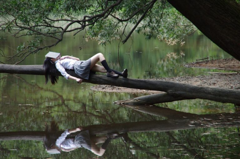 Femme aloongée dans la nature